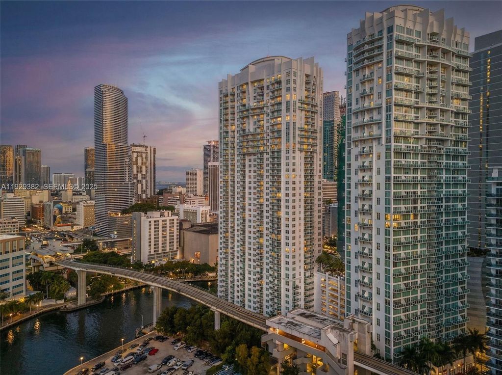 Image 28 of property listing at 31 SE 5th St 4314, Miami, FL 33131