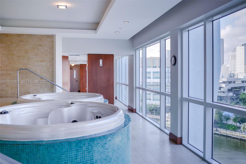 Image 34 of property listing at 31 SE 5th St 4314, Miami, FL 33131