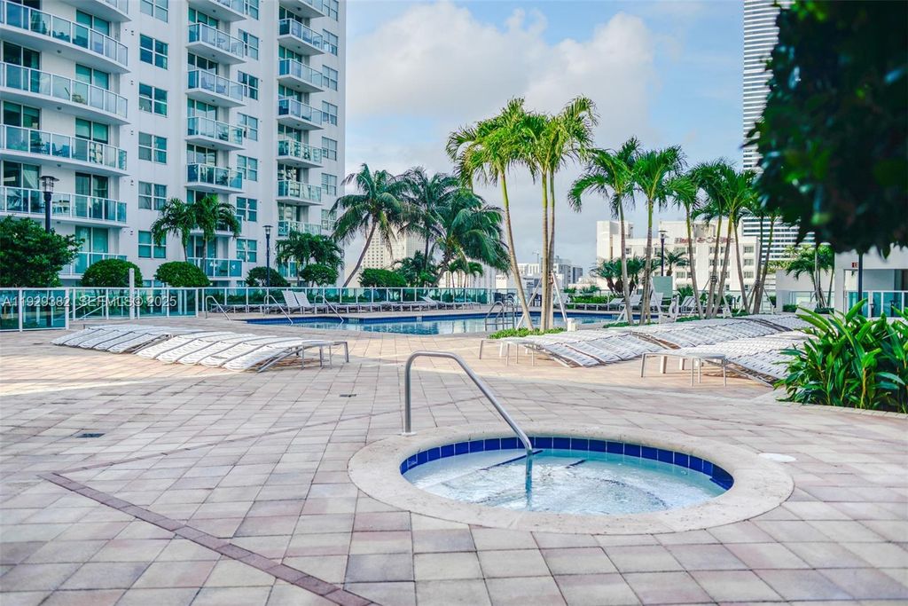 Image 38 of property listing at 31 SE 5th St 4314, Miami, FL 33131