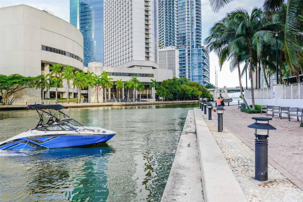 Image 40 of property listing at 31 SE 5th St 4314, Miami, FL 33131