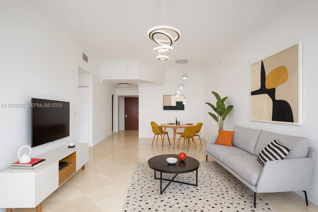 Image 7 of property listing at 31 SE 5th St 4314, Miami, FL 33131