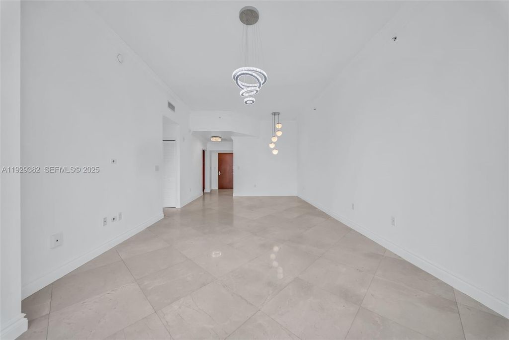 Image 8 of property listing at 31 SE 5th St 4314, Miami, FL 33131