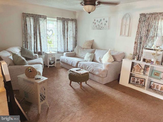 9 DISK LN, Levittown, PA 19055