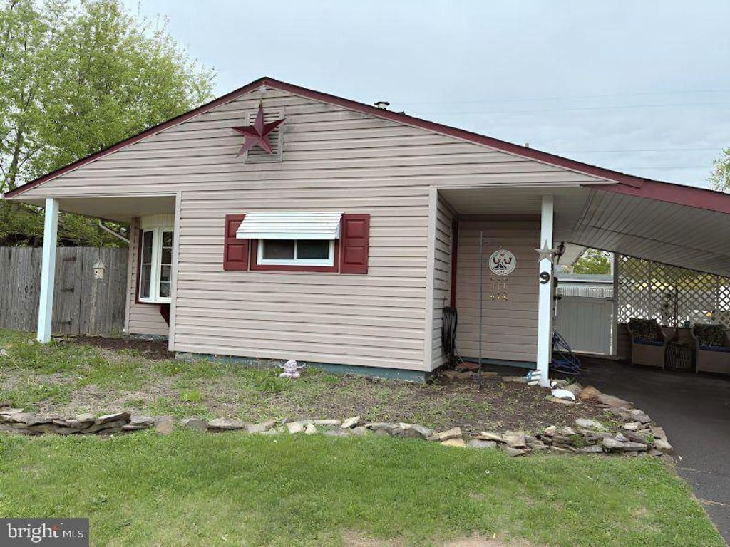 9 DISK LN, Levittown, PA 19055