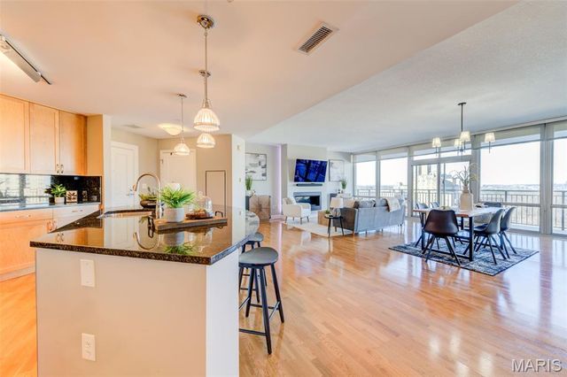 4909 Laclede Avenue 1206, St Louis, MO 63108