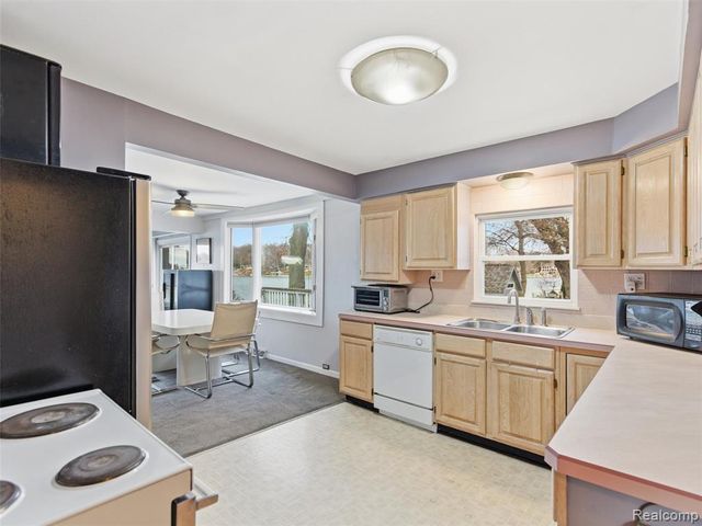 1701 Eason, Waterford, MI 48328