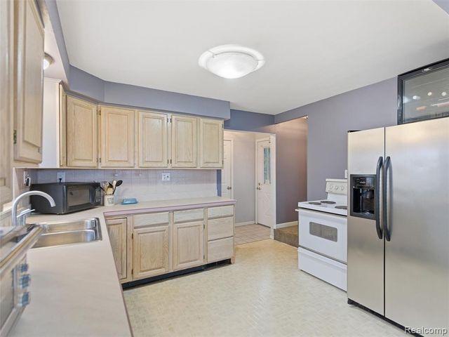 1701 Eason, Waterford, MI 48328