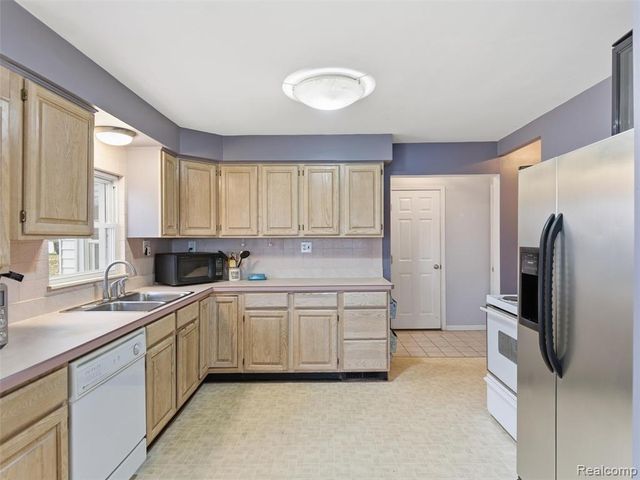 1701 Eason, Waterford, MI 48328