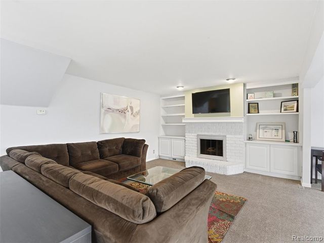 1701 Eason, Waterford, MI 48328