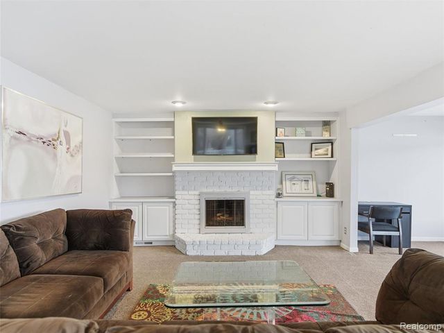 1701 Eason, Waterford, MI 48328