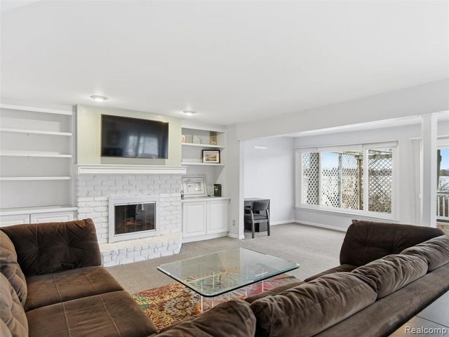 1701 Eason, Waterford, MI 48328