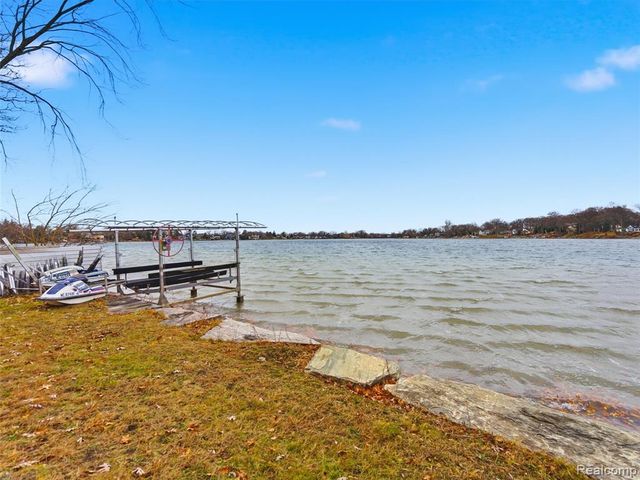 1701 Eason, Waterford, MI 48328