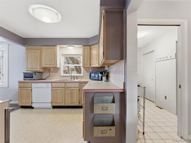 1701 Eason, Waterford, MI 48328