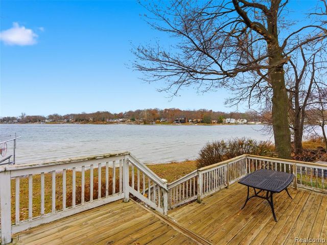 1701 Eason, Waterford, MI 48328