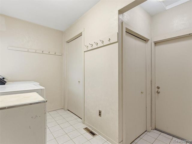 1701 Eason, Waterford, MI 48328