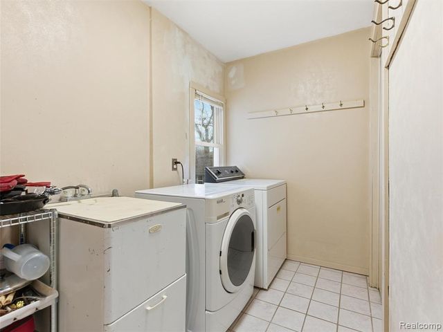 1701 Eason, Waterford, MI 48328