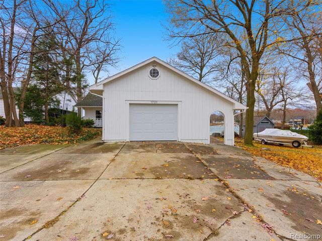 1701 Eason, Waterford, MI 48328