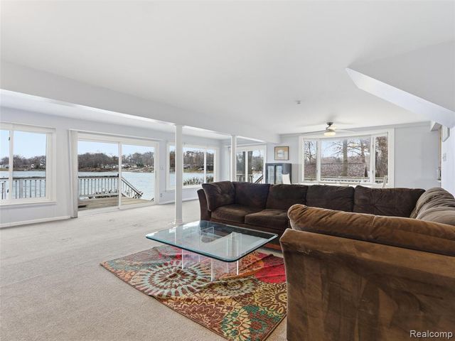 1701 Eason, Waterford, MI 48328