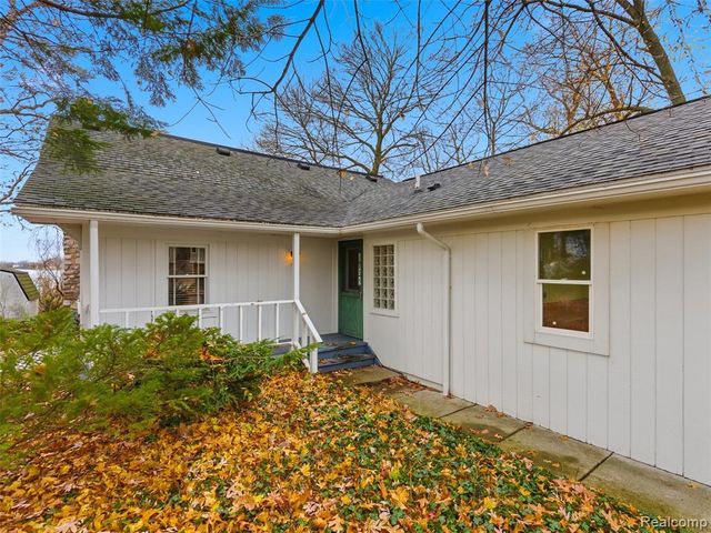 1701 Eason, Waterford, MI 48328