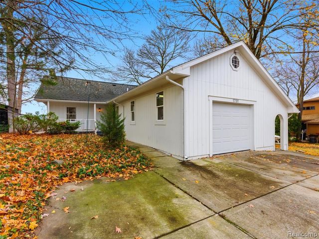 1701 Eason, Waterford, MI 48328