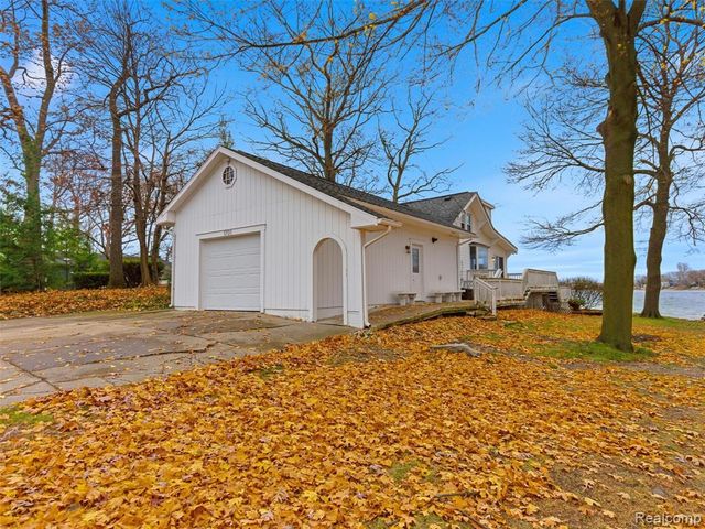 1701 Eason, Waterford, MI 48328