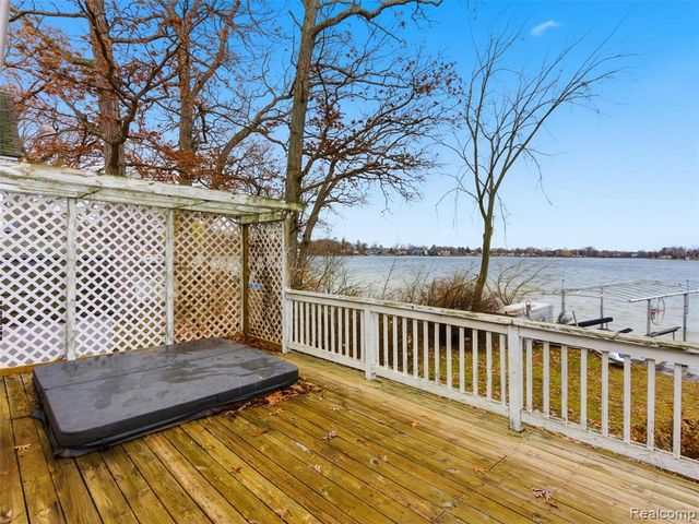 1701 Eason, Waterford, MI 48328