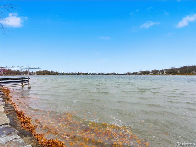 1701 Eason, Waterford, MI 48328