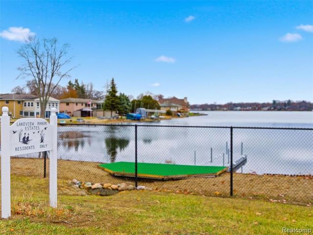 1701 Eason, Waterford, MI 48328