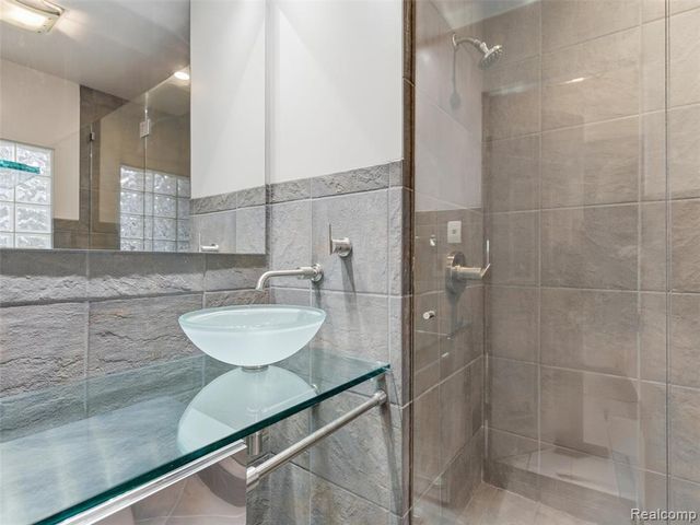 1701 Eason, Waterford, MI 48328