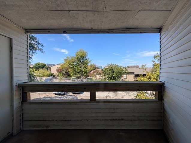 7431 Holly Hill Drive 219, Dallas, TX 75231
