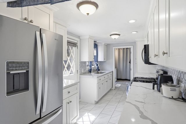 107 Pond St, Rockland, MA 02370