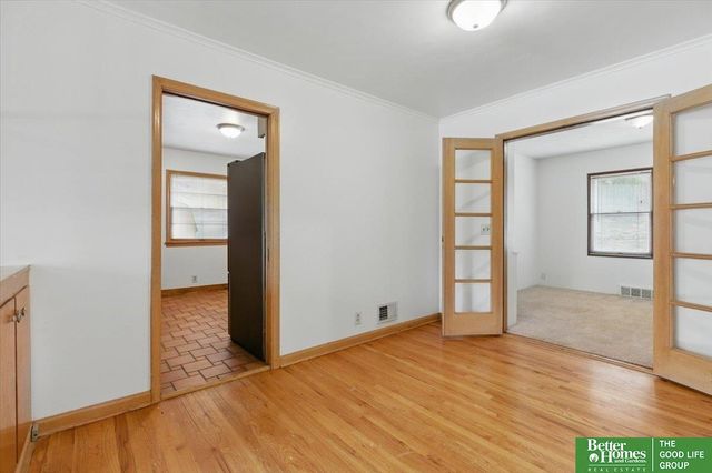 8806 Nicholas Street, Omaha, NE 68114