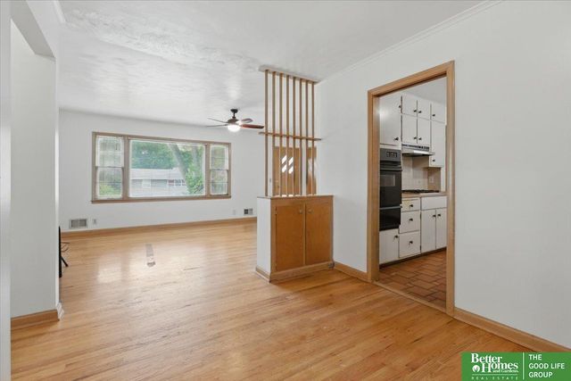 8806 Nicholas Street, Omaha, NE 68114