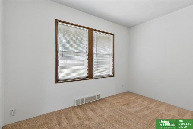 8806 Nicholas Street, Omaha, NE 68114