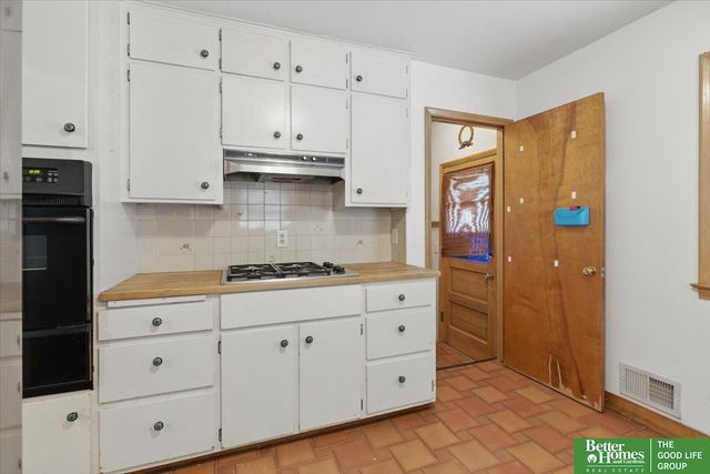 8806 Nicholas Street, Omaha, NE 68114