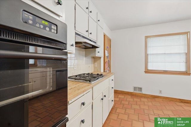 8806 Nicholas Street, Omaha, NE 68114