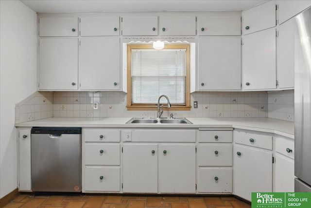 8806 Nicholas Street, Omaha, NE 68114