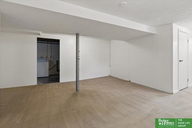 8806 Nicholas Street, Omaha, NE 68114