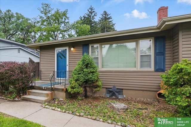 8806 Nicholas Street, Omaha, NE 68114