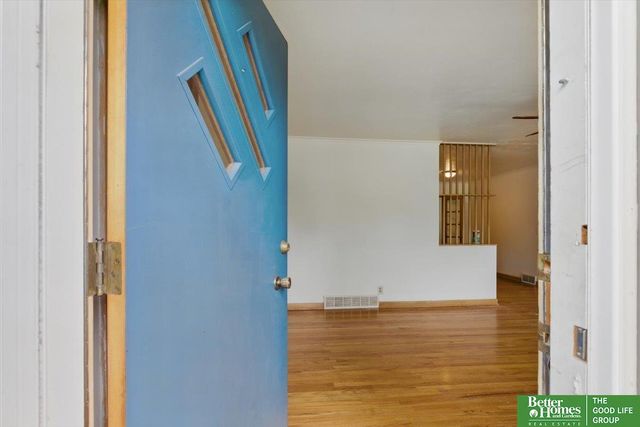 8806 Nicholas Street, Omaha, NE 68114