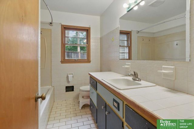 8806 Nicholas Street, Omaha, NE 68114