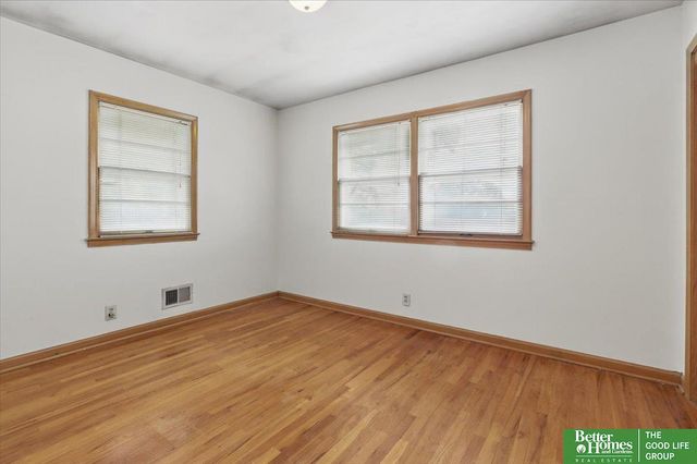 8806 Nicholas Street, Omaha, NE 68114