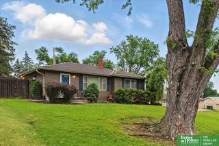 8806 Nicholas Street, Omaha, NE 68114