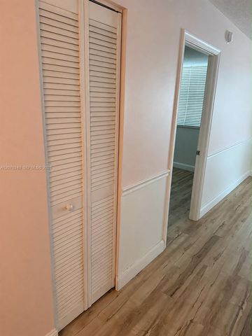 9420 Poinciana Place 206, Davie, FL 33324