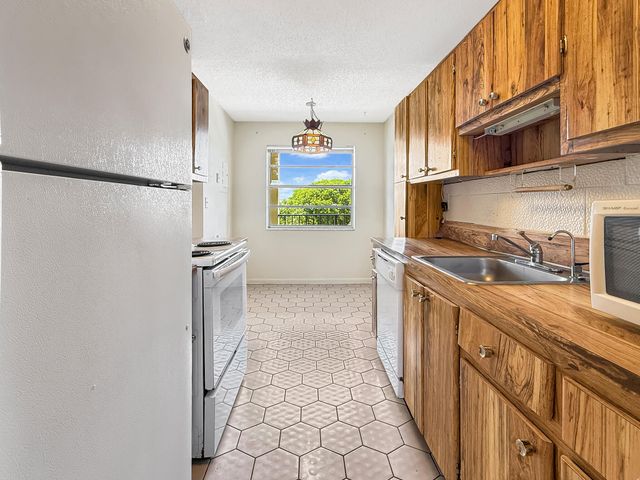 3070 NW 48TH Terrace 414, Lauderdale Lakes, FL 33313