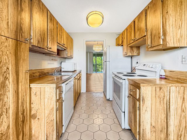 3070 NW 48TH Terrace 414, Lauderdale Lakes, FL 33313