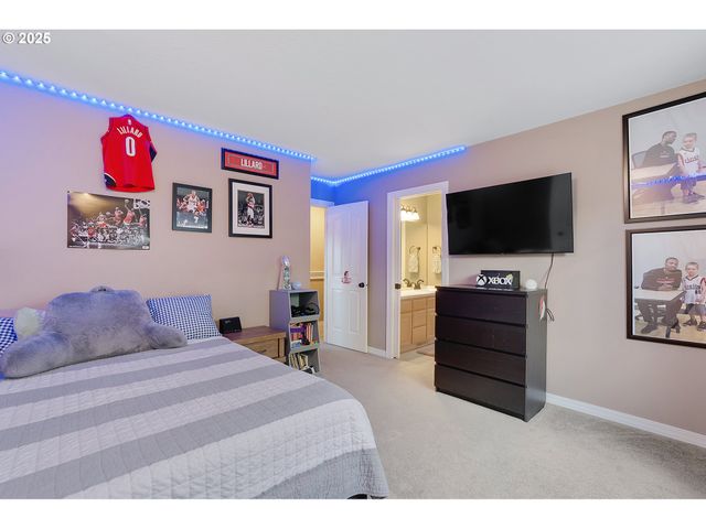15943 Sw ENNA Ct, Portland, OR 97224
