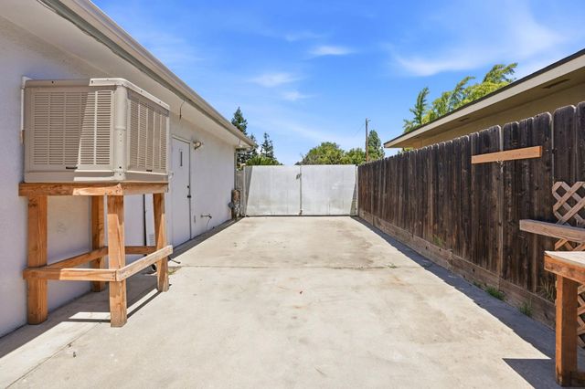 3356 E Pontiac Way, Fresno, CA 93726