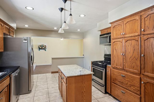 3356 E Pontiac Way, Fresno, CA 93726