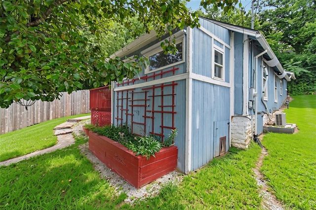 607 N Main Street, Excelsior Springs, MO 64024